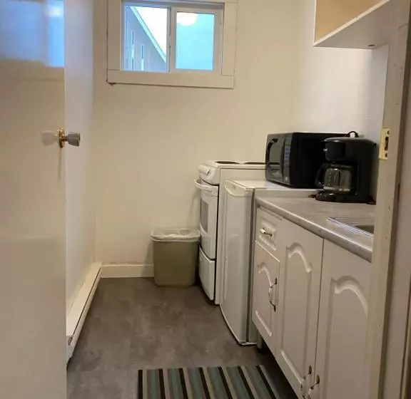 سوییت لوکس, Rondo Motel