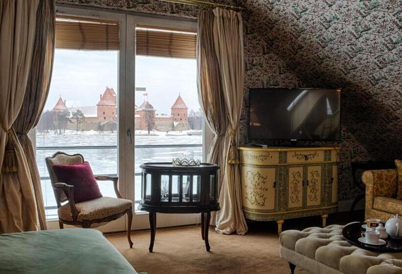 سوئیت با چشمانداز, Apvalaus Stalo Klubas Gastro & Spa