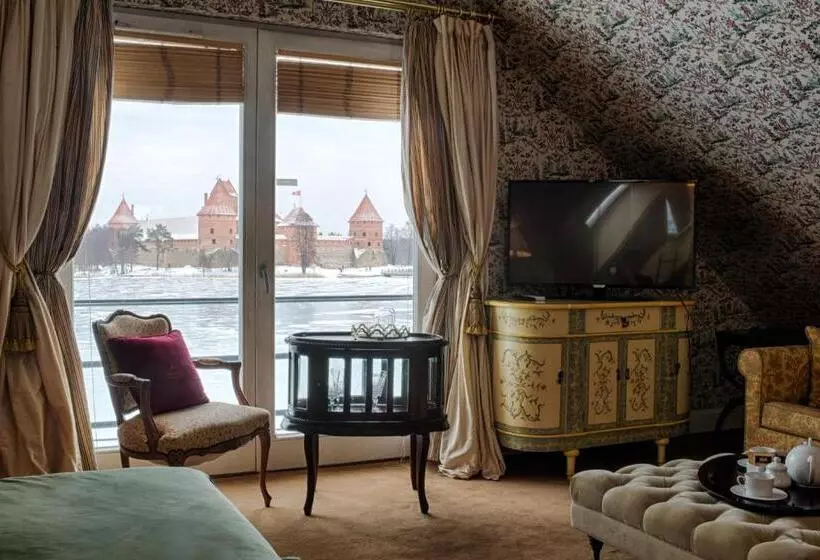 سوئیت با چشم‌انداز, Apvalaus Stalo Klubas Gastro & Spa