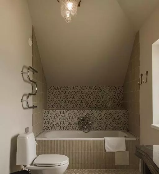 اتاق خانوادگی, Apvalaus Stalo Klubas Gastro & Spa