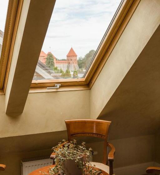 اتاق خانوادگی, Apvalaus Stalo Klubas Gastro & Spa