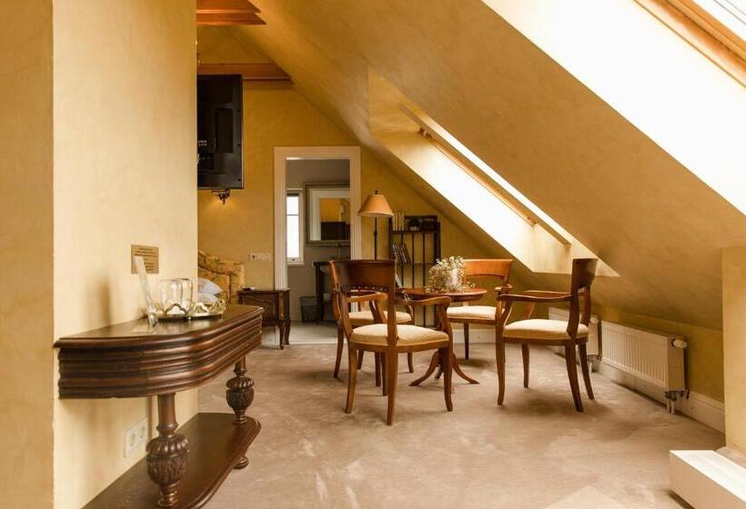 اتاق خانوادگی, Apvalaus Stalo Klubas Gastro & Spa