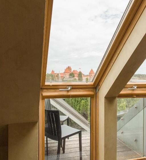 اتاق خانوادگی, Apvalaus Stalo Klubas Gastro & Spa