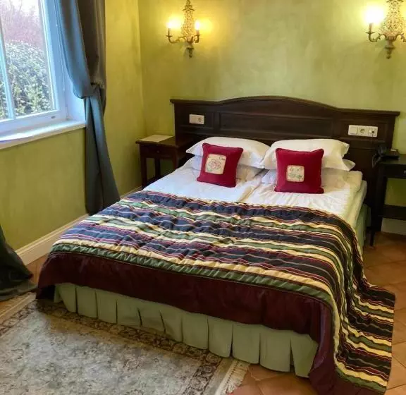 اتاق اکونومی, Apvalaus Stalo Klubas Gastro & Spa