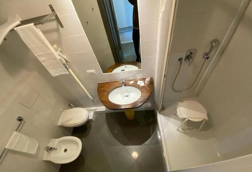 غرفة قياسية ثلاثية داخلية, Artua &solferino