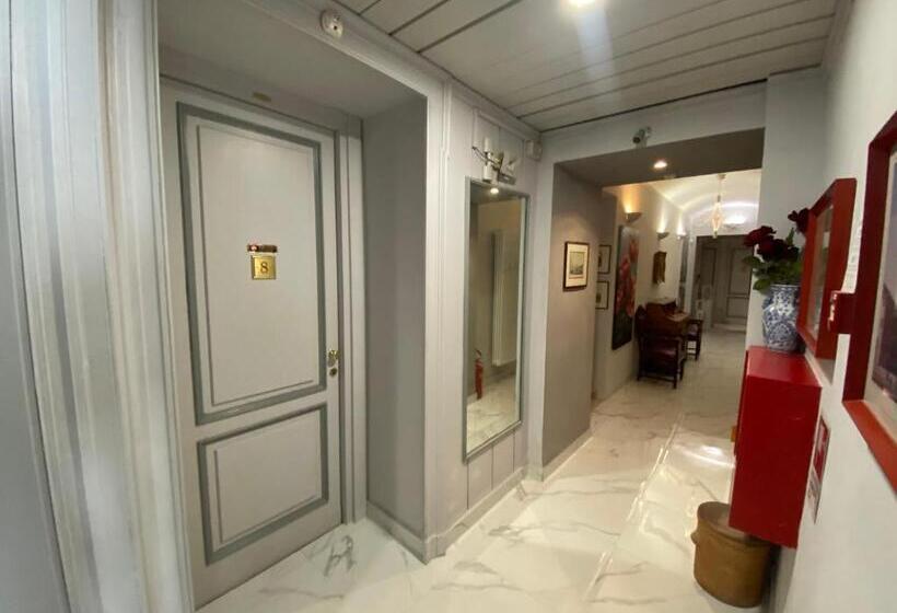 غرفة قياسية مزوَّدة بشُرفة, Artua &solferino