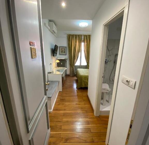 غرفة قياسية مزوَّدة بشُرفة, Artua &solferino