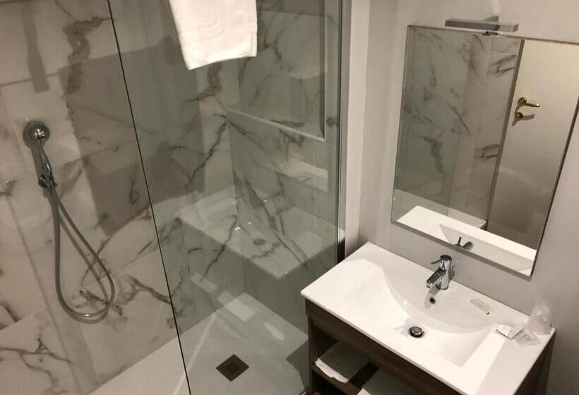 غرفة قياسية مزوَّدة بشُرفة, Artua &solferino