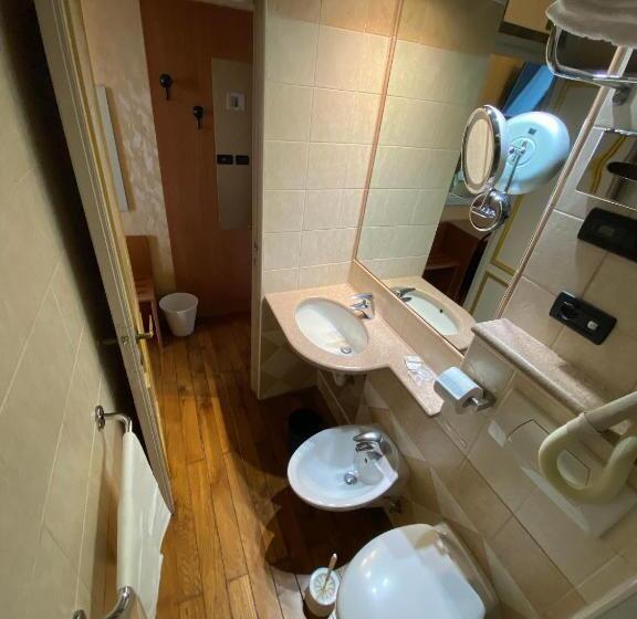 غرفة قياسية مزوَّدة بشُرفة, Artua &solferino