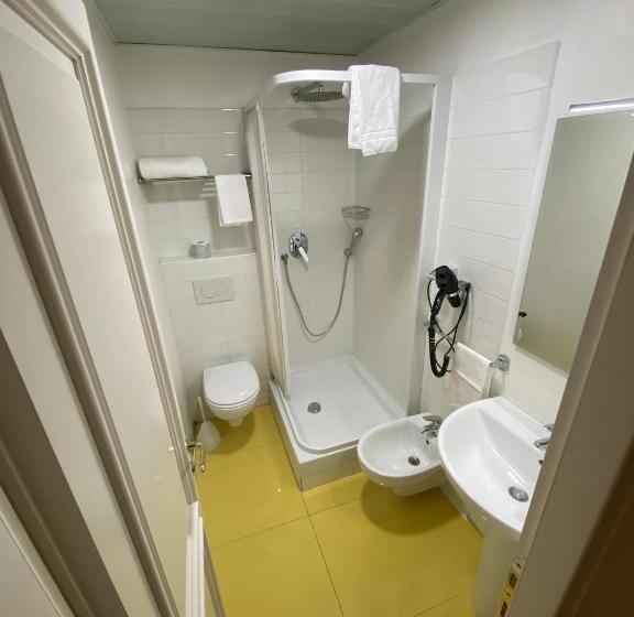 غرفة قياسية مزوَّدة بشُرفة, Artua &solferino