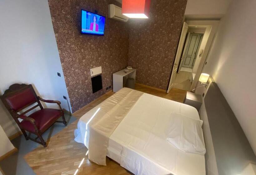 غرفة قياسية ثلاثية, Artua &solferino