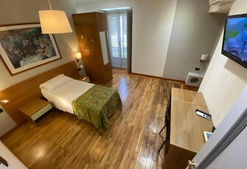 غرفة قياسية فردية, Artua &solferino