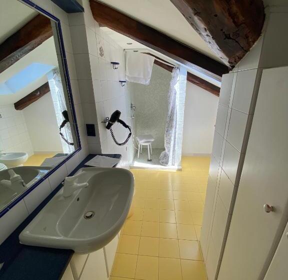 غرفة قياسية فردية, Artua &solferino