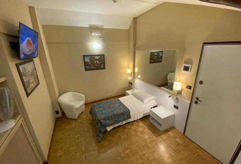 غرفة قياسية فردية, Artua &solferino