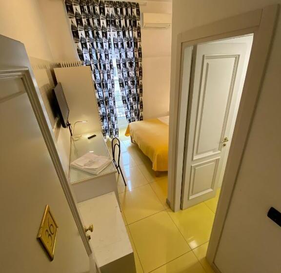 غرفة قياسية مزوَّدة بشُرفة, Artua &solferino