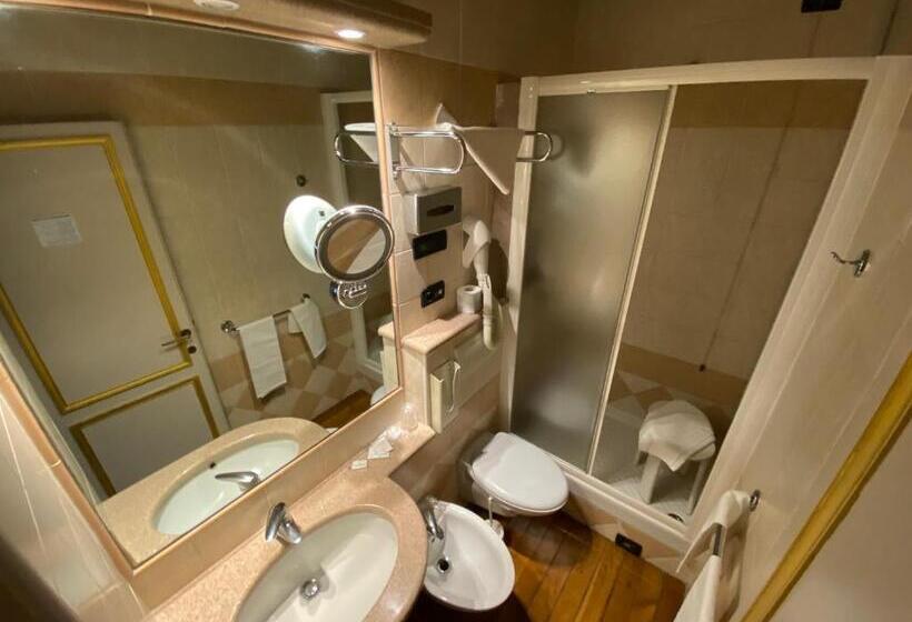 غرفة قياسية مزوَّدة بشُرفة, Artua &solferino