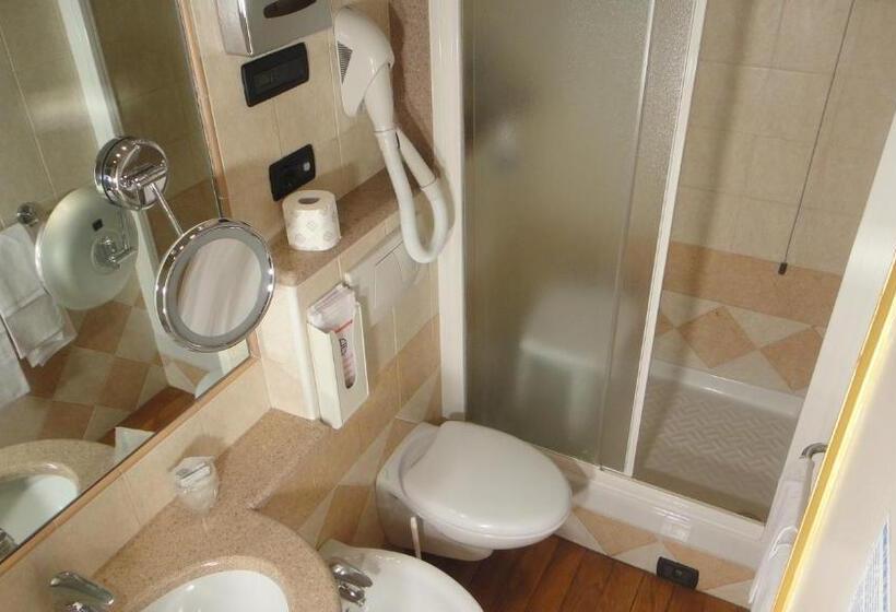 غرفة قياسية مزوَّدة بشُرفة, Artua &solferino