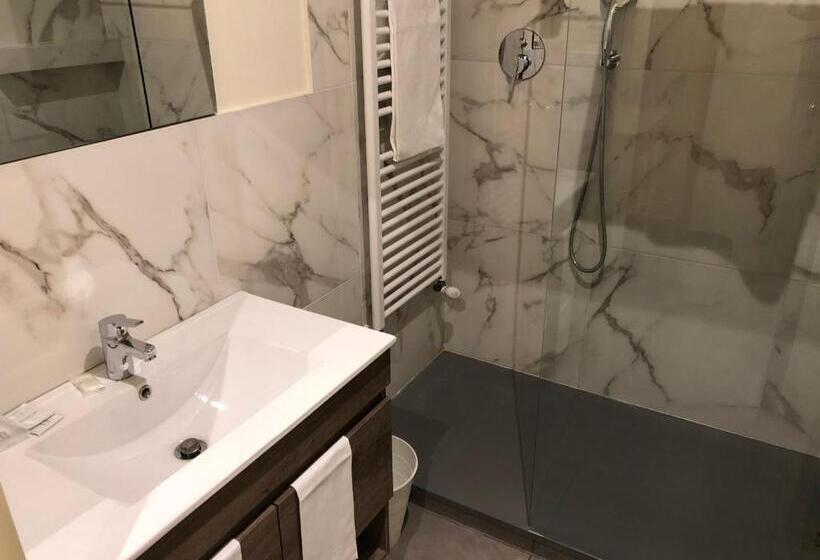 غرفة قياسية مزوَّدة بشُرفة, Artua &solferino