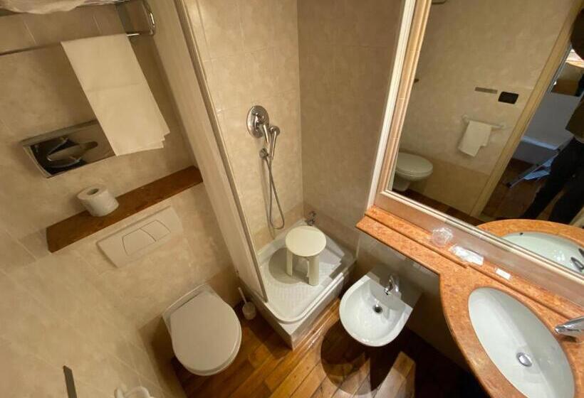 غرفة قياسية مزوَّدة بشُرفة, Artua &solferino