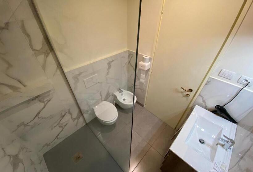 غرفة قياسية مزوَّدة بشُرفة, Artua &solferino