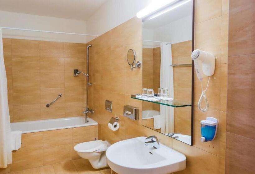 חדר משפחתי, Ce Plaza