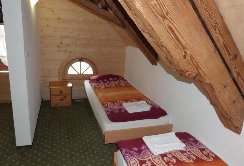 חדר סטנדרט לארבעה, De Ville