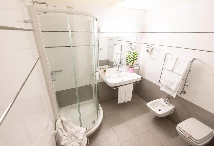 スタンダードトリプルルーム, Liola