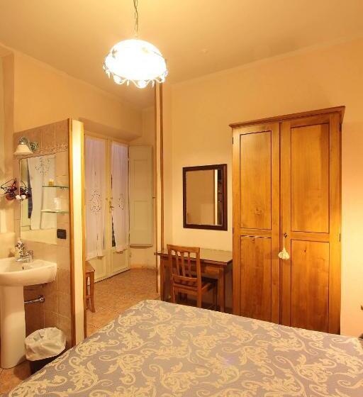 اتاق اکونومی با حمام مشترک, Margaret