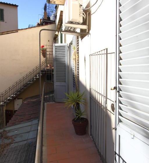 اتاق استاندارد با بالکن, Margaret