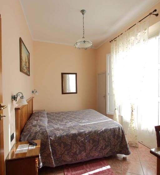 اتاق استاندارد با بالکن, Margaret