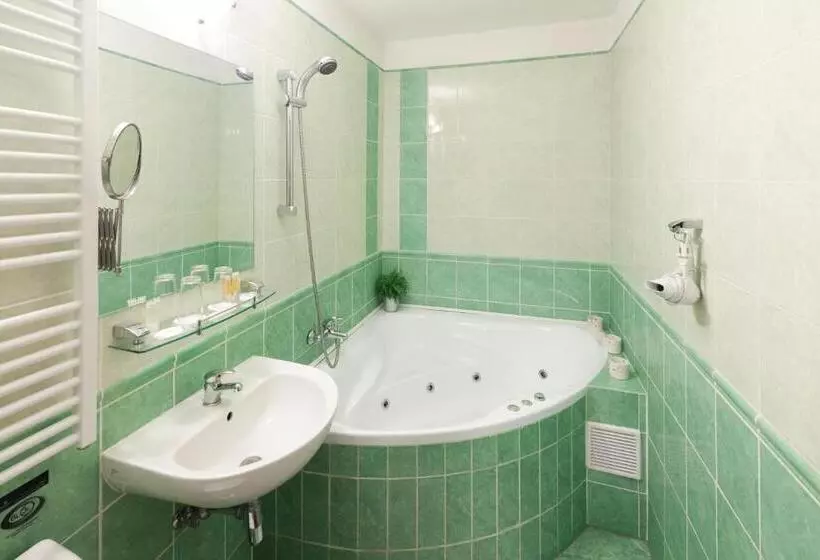 اتاق لوکس با وان آب گرم, Pytloun Self Check In Hotel Liberec
