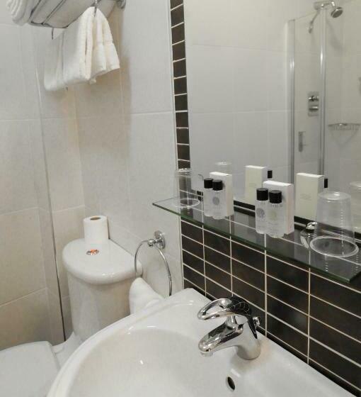 标准间, The Coach House