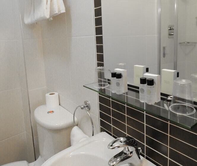 标准间, The Coach House