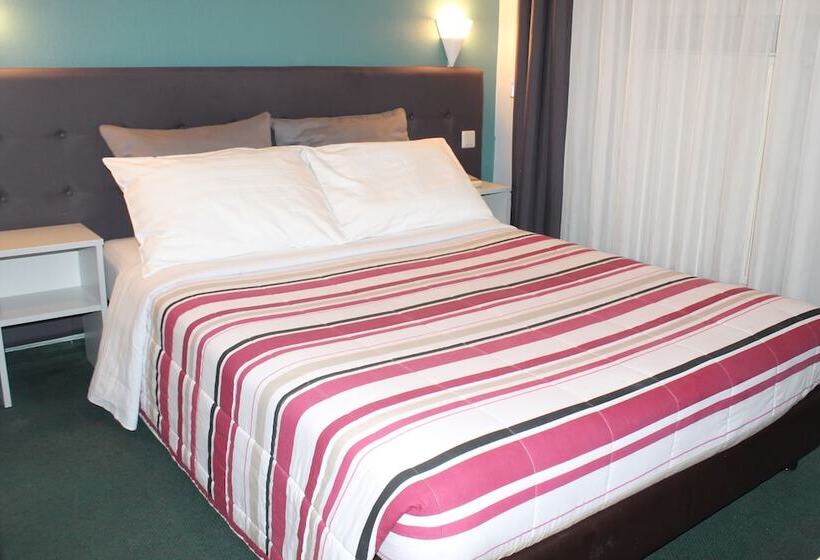 اتاق استاندارد یک نفره, Yasha