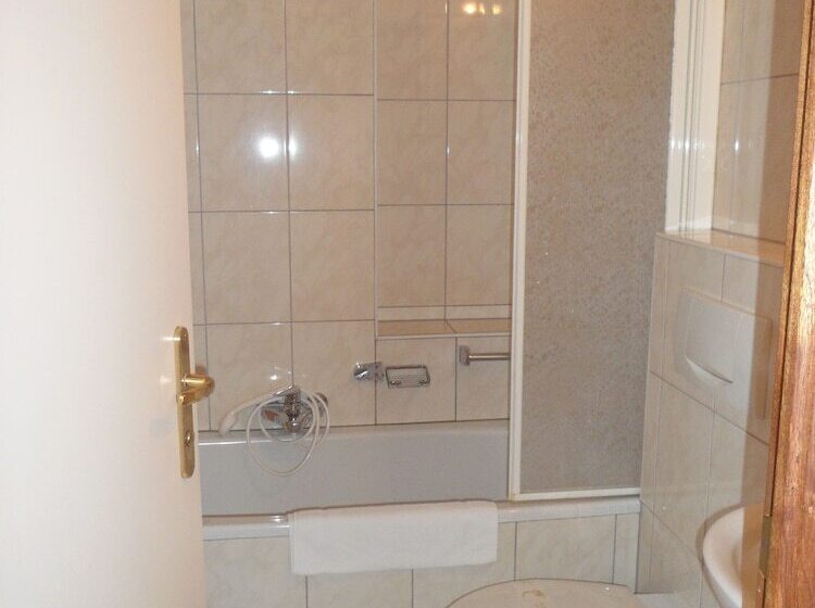 اتاق استاندارد یک نفره, Yasha