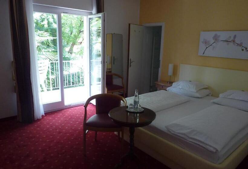 带阳台可观花园景的标准间, Zima