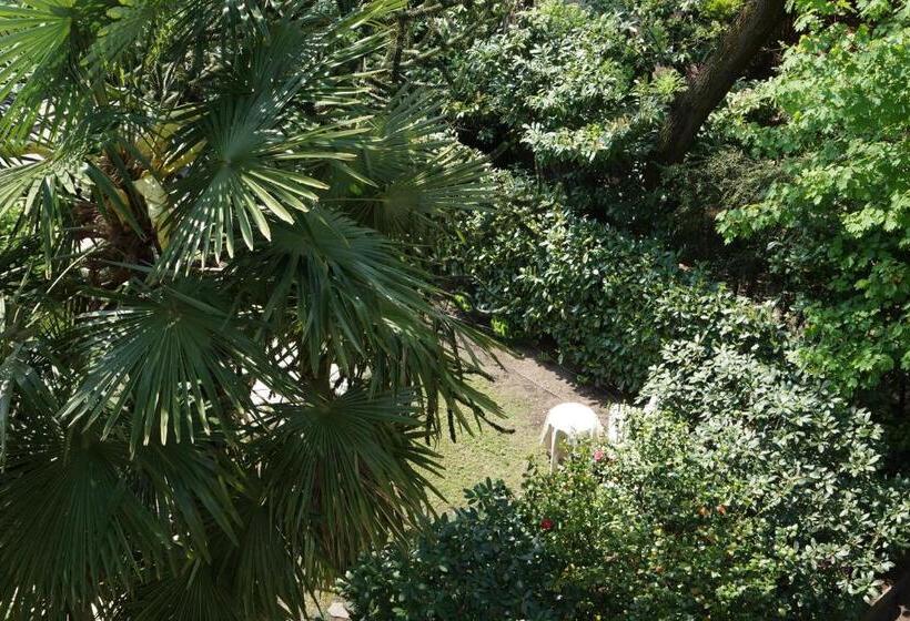 带阳台可观花园景的标准间, Zima