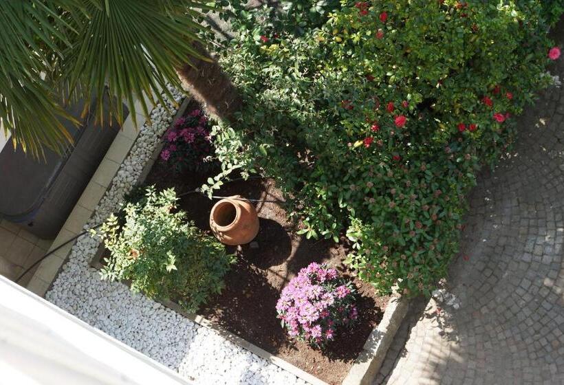 带阳台可观花园景的标准间, Zima