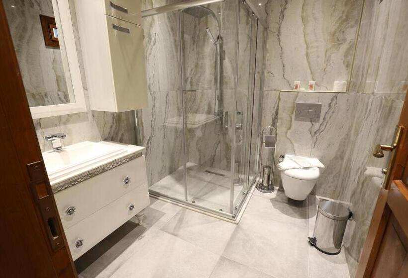 اتاق استاندارد سه تخته با چشم‌انداز باغ, White Garden Hotel Adult Only
