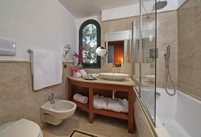 اتاق لوکس با چشم‌انداز دریاچه, Villa Capri