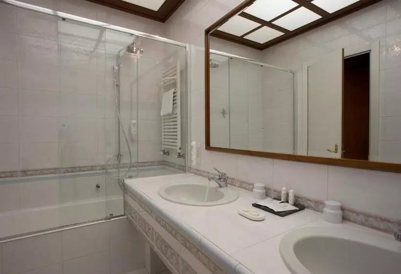 اتاق لوکس با چشم‌انداز دریاچه, Villa Capri