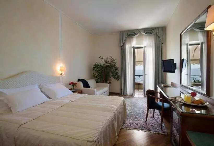 اتاق لوکس با چشم‌انداز دریاچه, Villa Capri