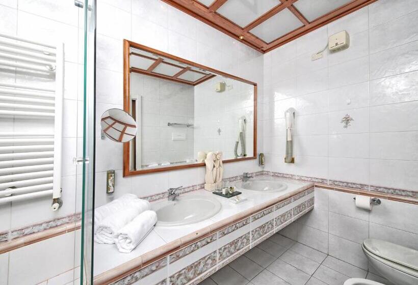 Полулюкс Вид на Озеро, Villa Capri