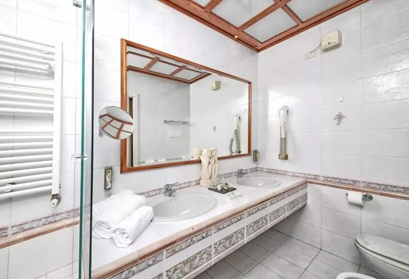 سوییت جونیور با چشم‌انداز دریاچه, Villa Capri