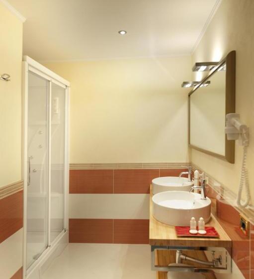 جناح جونيور مطل علي البحيرة, Villa Capri