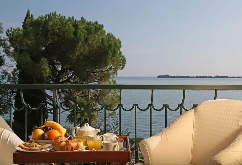 اتاق لوکس با چشم‌انداز دریاچه, Villa Capri