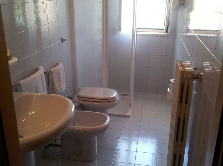 חדר סטנדרט לשלושה, Airone