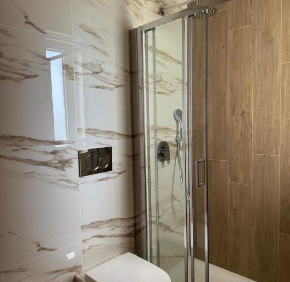 חדר סטנדרט לארבעה, Airone