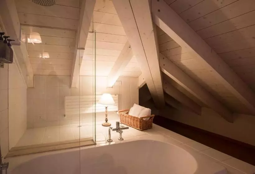 سوییت جونیور, Art Hotel Varese