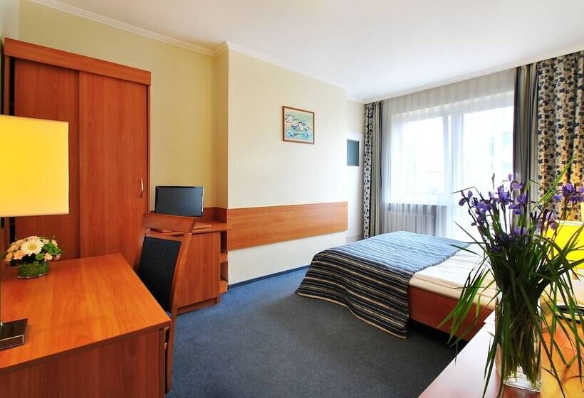 استودیوی استاندارد, La Siesta & Medical Spa